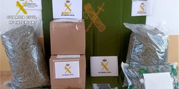Detenida una pareja de 22 años con 35 kilos de marihuana tras una persecución de película por la A-3