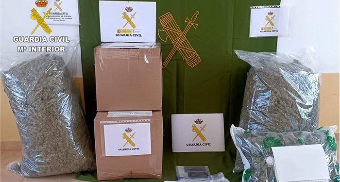 Detenida una pareja de 22 años con 35 kilos de marihuana tras una persecución de película por la A-3 1 Detenida una pareja de 22 años con 35 kilos de marihuana tras una persecución de película por la A-3