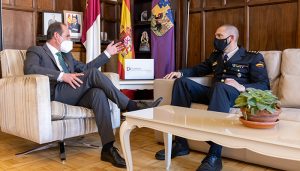 El alcalde de Guadalajara da la bienvenida a la ciudad al nuevo jefe del GEO