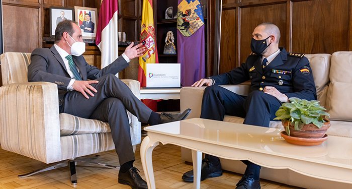 El alcalde de Guadalajara da la bienvenida a la ciudad al nuevo jefe del GEO 1 El alcalde de Guadalajara da la bienvenida a la ciudad al nuevo jefe del GEO