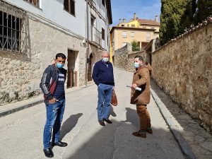 El Ayuntamiento de Brihuega firma un contrato de más de 300.000 euros para seguir renovando y mejorar la pavimentación de su municipio