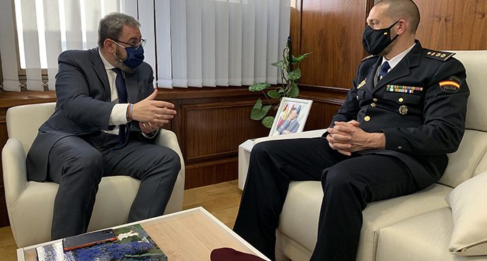El delegado de la Junta recibe al nuevo jefe del Grupo Especial de Operaciones (GEO) de la Policía Nacional