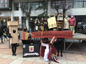 El frío no desanima a los numerosos conquenses que participaron en el desfile de Carnaval