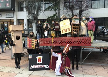 El frío no desanima a los numerosos conquenses que participaron en el desfile de Carnaval