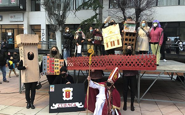 El frío no desanima a los numerosos conquenses que participaron en el desfile de Carnaval