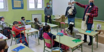 El Gobierno regional acerca productos de comercio justo a alumnado de Guadalajara para propiciar una conciencia crítica ante el consumo