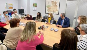 El Gobierno regional ha atendido a más de 51.000 personas mayores a través del servicio de Podología Itinerante en el medio rural durante 2021