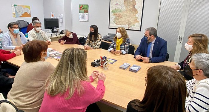 El Gobierno regional ha atendido a más de 51.000 personas mayores a través del servicio de Podología Itinerante en el medio rural durante 2021 1 El Gobierno regional ha atendido a más de 51.000 personas mayores a través del servicio de Podología Itinerante en el medio rural durante 2021