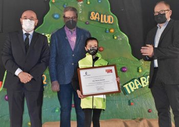 Entregado a Noa Muñoz Morales, del colegio de Santa Ana, el premio de la X edición del Concurso de Dibujo Escolar sobre el 1-1-2