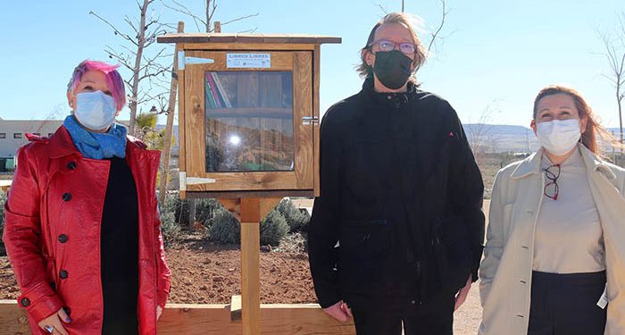 La Biblioteca habilita una caseta de «libros libres» en el Parque Elena de la Cruz de Cabanillas