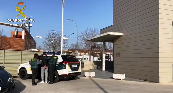 La Guardia Civil detiene a dos personas por robo en establecimientos comerciales y de ocio de Azuqueca de Henares 1 La Guardia Civil detiene a dos personas por robo en establecimientos comerciales y de ocio de Azuqueca de Henares