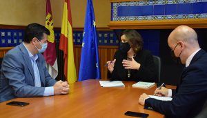 La Junta subraya su apoyo al potencial de la industria en la región y destaca su gran proyección internacional