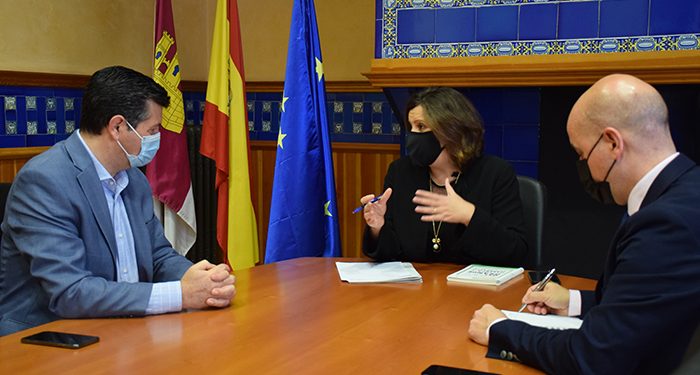 La Junta subraya su apoyo al potencial de la industria en la región y destaca su gran proyección internacional