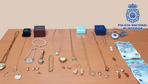 La Policía Nacional detiene en Guadalajara a dos estafadores que se hacían pasar por asistentes sociales para hurtar en domicilios