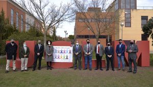 Los estudiantes de la UCLM instalan pancartas en diferentes espacios de la institución para visibilizar la lucha contra el cáncer