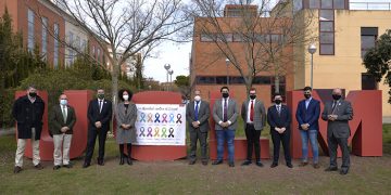 Los estudiantes de la UCLM instalan pancartas en diferentes espacios de la institución para visibilizar la lucha contra el cáncer