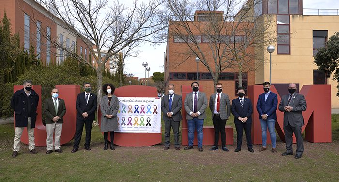 Los estudiantes de la UCLM instalan pancartas en diferentes espacios de la institución para visibilizar la lucha contra el cáncer 1 Los estudiantes de la UCLM instalan pancartas en diferentes espacios de la institución para visibilizar la lucha contra el cáncer