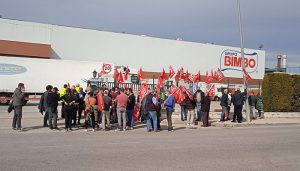 Los trabajadores de Bimbo se concentran frente a la panificadora en Azuqueca de Henares para denunciar el despido de un compañero tras sufrir una baja