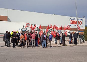 Los trabajadores de Bimbo se concentran frente a la panificadora en Azuqueca de Henares para denunciar el despido de un compañero tras sufrir una baja