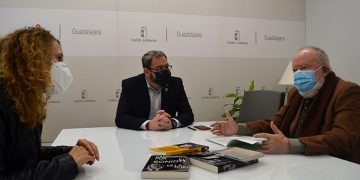 Robles mantiene un encuentro con el compositor y director briocense Jesús Villa-Rojo