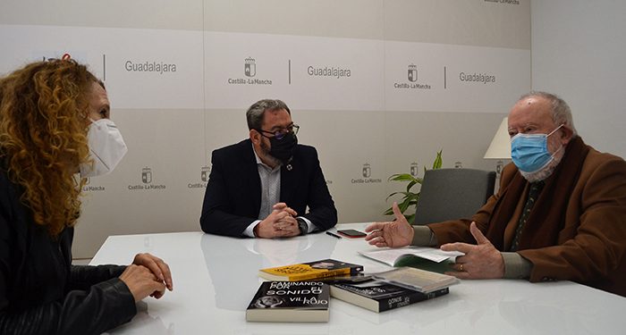 Robles mantiene un encuentro con el compositor y director briocense Jesús Villa-Rojo