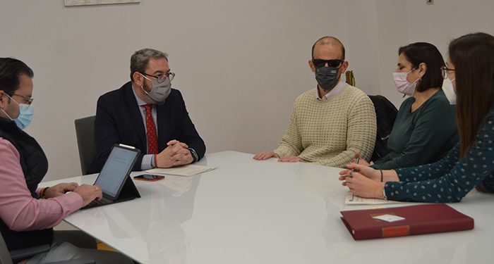 Robles se reúne con la ONCE para avanzar en la accesibilidad de los edificios dependientes de la Administración regional 1 Robles se reúne con la ONCE para avanzar en la accesibilidad de los edificios dependientes de la Administración regional