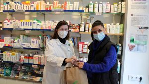 Sabina Luca realiza las compras del premio de los 1.500 euros del Doble, Doble de Navidad en los comercios asociados a FEDECO