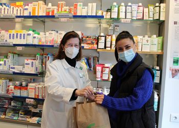 Sabina Luca realiza las compras del premio de los 1.500 euros del Doble, Doble de Navidad en los comercios asociados a FEDECO