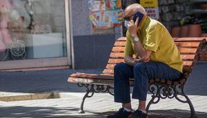 UGT denuncia que “la brecha digital está en todas partes. En los bancos, en los centros de salud, a la hora de hacer la declaración de la renta, o comprar un billete de avión”