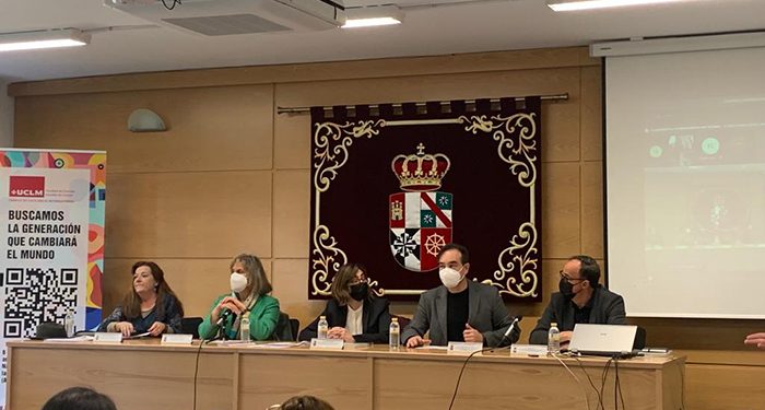 Un total de 42 investigadores internacionales homenajean en el Campus de Cuenca a los filósofos Gianni Vattimo y Hans-Georg Gadamer 1 Un total de 42 investigadores internacionales homenajean en el Campus de Cuenca a los filósofos Gianni Vattimo y Hans-Georg Gadamer