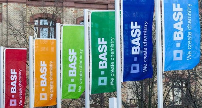 BASF logra, en un entorno exigente, ganancias ligeramente por encima de las expectativas de mercado y ligeramente por debajo del tercer trimestre de 2024 1 BASF dona 1 millón de euros en ayuda humanitaria de emergencia a Ucrania