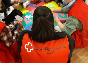 Catorce personas de Cruz Roja atienden la llegada de cuarenta personas ucranianas a la ciudad de Cuenca