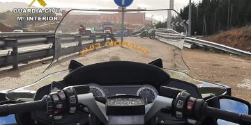 Conducía drogado, no tenía carnet y se hizo pasar por otra persona... La Guardia Civil de Guadalajara lo ha detenido
