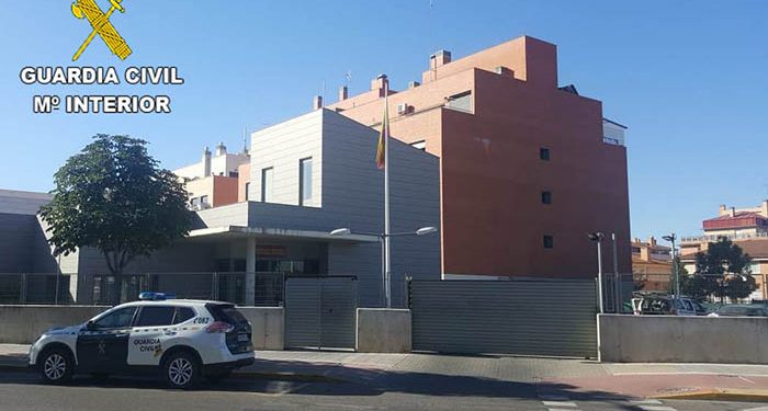 Detenido en Azuqueca de Henares justo cuando rompía el cristal de la puerta de un coche 1 Detenido en Azuqueca de Henares justo cuando rompía el cristal de la puerta de un coche