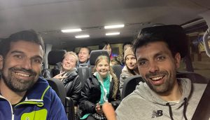 El convoy junto al que viajó a Polonia la furgoneta de Trillo vuelve a España con 44 refugiados ucranianos