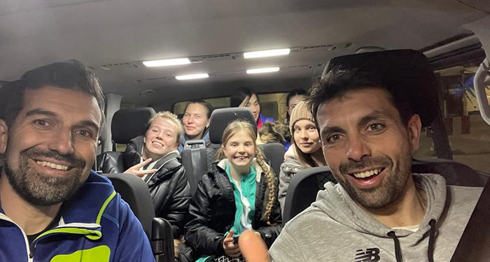 El convoy junto al que viajó a Polonia la furgoneta de Trillo vuelve a España con 44 refugiados ucranianos