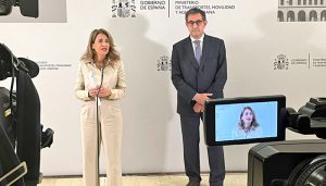 El Gobierno alcanza un acuerdo con el sector del transporte para mitigar el alza del precio del combustible