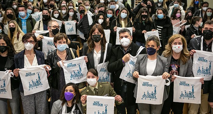 El Gobierno regional anima a la juventud a seguir trabajando por la igualdad hasta conseguir que mujeres y hombres compartan el mundo “cogidos de la mano” 1 El Gobierno regional anima a la juventud a seguir trabajando por la igualdad hasta conseguir que mujeres y hombres compartan el mundo “cogidos de la mano”