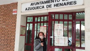 Los concejales del PP en el Ayuntamiento de Azuqueca aseguran que el municipio plantea serios problemas de movilidad y seguridad que afectan a la vida diaria de vecinos y visitantes, y consideran que los responsables municipales deben tomar medidas eficaces para dar respuesta a las necesidades en esa materia. Entre ellas, los populares proponen la elaboración de un Plan de Seguridad Vial que se incorpore al Plan de Movilidad Urbana Sostenible, que entró en vigor en 2008 y que está en proceso de actualización desde hace más de año y medio.   Así lo va a plantear la portavoz del Grupo Popular Municipal, Aure Hormaechea, durante la reunión con el Equipo Gobierno prevista para esta semana, para analizar la Ordenanza de Convivencia y Seguridad que fue aprobada por el Pleno en agosto de 2020. En la  disposición final de esa normativa se dice textualmente que: “antes del Pleno del mes de junio del año 2021, se procederá a efectuar una revisión y actualización de las conductas y previsiones contenidas en esta Ordenanza en aras de verificar aquellos aspectos cuya incorporación fuese necesaria, integrando nuevas conductas y previsiones adicionales o suprimiendo algunas de las ya existentes con la finalidad de adaptar la presente Ordenanza a la realidad social del tiempo en que haya de ser aplicada”.  “Movilidad, convivencia y seguridad son aspectos importantes en el día a día de los habitantes de una ciudad, pero siguen siendo asignaturas pendientes para el Gobierno socialista de Azuqueca”, critica la portavoz del PP, quien recuerda que el Plan de Movilidad Urbana Sostenible incluye entre sus objetivos la elaboración de un Plan de Seguridad Vial, que contemple entre otras medidas la mejora del transporte urbano y cambios en el diseño de espacios públicos que permitan potenciar la movilidad y la seguridad de conductores y peatones.  Regular el uso de ‘patinetes’  Por otra parte, y teniendo en cuenta que el 21 de marzo entrará en vigor la nueva Ley de Tráfico y Seguridad Vial, Hormaechea cree que la reunión sobre la actualización de la Ordenanza de Convivencia, es un buen momento para abordar aspectos como la seguridad vial y, en ese sentido, la incorporación a esa normativa de un reglamento sobre el uso de patinetes en Azuqueca, ajustándose a la norma nacional que regulará algunos aspectos.    La concejal popular recuerda que en febrero de 2020, el Pleno aprobó por unanimidad una moción  del Grupo Popular por la que el Ayuntamiento se comprometía a “iniciar el debate y los trabajos necesarios en el Ayuntamiento con el objetivo de elaborar la correspondiente normativa que incluya las autorizaciones, condiciones de uso, aseguramiento y limitaciones de circulación de los Vehículos de Movilidad Personal (VMP) en el término municipal de Azuqueca, en aras de garantizar la seguridad de todos los usuarios de los espacios públicos urbanos de la ciudad”.  “Más de dos años después de aquel acuerdo unánime de la Corporación municipal, seguimos esperando. Como seguimos esperando para conocer las medidas que se van a implantar dentro del Plan de Movilidad Urbana”, lamenta la portavoz del PP, que critica la falta total de transparencia sobre la gestión municipal por parte del Gobierno socialista.   “Por la página web hemos sabido de una reunión con responsables de la DGT en la que según parece se han abordado actuaciones conjuntas para fomentar una movilidad segura y sostenible en Azuqueca… ¿tan complicado es hacer partícipes a la oposición de estos encuentros?, se pregunta Hormaechea, que espera obtener respuestas en la reunión sobre la Ordenanza de Convivencia.
