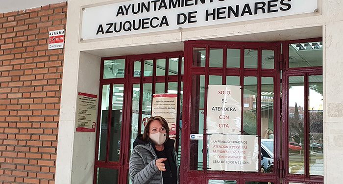 Los concejales del PP en el Ayuntamiento de Azuqueca aseguran que el municipio plantea serios problemas de movilidad y seguridad que afectan a la vida diaria de vecinos y visitantes, y consideran que los responsables municipales deben tomar medidas eficaces para dar respuesta a las necesidades en esa materia. Entre ellas, los populares proponen la elaboración de un Plan de Seguridad Vial que se incorpore al Plan de Movilidad Urbana Sostenible, que entró en vigor en 2008 y que está en proceso de actualización desde hace más de año y medio. Así lo va a plantear la portavoz del Grupo Popular Municipal, Aure Hormaechea, durante la reunión con el Equipo Gobierno prevista para esta semana, para analizar la Ordenanza de Convivencia y Seguridad que fue aprobada por el Pleno en agosto de 2020. En la disposición final de esa normativa se dice textualmente que: “antes del Pleno del mes de junio del año 2021, se procederá a efectuar una revisión y actualización de las conductas y previsiones contenidas en esta Ordenanza en aras de verificar aquellos aspectos cuya incorporación fuese necesaria, integrando nuevas conductas y previsiones adicionales o suprimiendo algunas de las ya existentes con la finalidad de adaptar la presente Ordenanza a la realidad social del tiempo en que haya de ser aplicada”. “Movilidad, convivencia y seguridad son aspectos importantes en el día a día de los habitantes de una ciudad, pero siguen siendo asignaturas pendientes para el Gobierno socialista de Azuqueca”, critica la portavoz del PP, quien recuerda que el Plan de Movilidad Urbana Sostenible incluye entre sus objetivos la elaboración de un Plan de Seguridad Vial, que contemple entre otras medidas la mejora del transporte urbano y cambios en el diseño de espacios públicos que permitan potenciar la movilidad y la seguridad de conductores y peatones. Regular el uso de ‘patinetes’ Por otra parte, y teniendo en cuenta que el 21 de marzo entrará en vigor la nueva Ley de Tráfico y Seguridad Vial, Hormaechea cree que la reunión sobre la actualización de la Ordenanza de Convivencia, es un buen momento para abordar aspectos como la seguridad vial y, en ese sentido, la incorporación a esa normativa de un reglamento sobre el uso de patinetes en Azuqueca, ajustándose a la norma nacional que regulará algunos aspectos. La concejal popular recuerda que en febrero de 2020, el Pleno aprobó por unanimidad una moción del Grupo Popular por la que el Ayuntamiento se comprometía a “iniciar el debate y los trabajos necesarios en el Ayuntamiento con el objetivo de elaborar la correspondiente normativa que incluya las autorizaciones, condiciones de uso, aseguramiento y limitaciones de circulación de los Vehículos de Movilidad Personal (VMP) en el término municipal de Azuqueca, en aras de garantizar la seguridad de todos los usuarios de los espacios públicos urbanos de la ciudad”. “Más de dos años después de aquel acuerdo unánime de la Corporación municipal, seguimos esperando. Como seguimos esperando para conocer las medidas que se van a implantar dentro del Plan de Movilidad Urbana”, lamenta la portavoz del PP, que critica la falta total de transparencia sobre la gestión municipal por parte del Gobierno socialista. “Por la página web hemos sabido de una reunión con responsables de la DGT en la que según parece se han abordado actuaciones conjuntas para fomentar una movilidad segura y sostenible en Azuqueca… ¿tan complicado es hacer partícipes a la oposición de estos encuentros?, se pregunta Hormaechea, que espera obtener respuestas en la reunión sobre la Ordenanza de Convivencia.