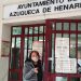 Los concejales del PP en el Ayuntamiento de Azuqueca aseguran que el municipio plantea serios problemas de movilidad y seguridad que afectan a la vida diaria de vecinos y visitantes, y consideran que los responsables municipales deben tomar medidas eficaces para dar respuesta a las necesidades en esa materia. Entre ellas, los populares proponen la elaboración de un Plan de Seguridad Vial que se incorpore al Plan de Movilidad Urbana Sostenible, que entró en vigor en 2008 y que está en proceso de actualización desde hace más de año y medio. Así lo va a plantear la portavoz del Grupo Popular Municipal, Aure Hormaechea, durante la reunión con el Equipo Gobierno prevista para esta semana, para analizar la Ordenanza de Convivencia y Seguridad que fue aprobada por el Pleno en agosto de 2020. En la disposición final de esa normativa se dice textualmente que: “antes del Pleno del mes de junio del año 2021, se procederá a efectuar una revisión y actualización de las conductas y previsiones contenidas en esta Ordenanza en aras de verificar aquellos aspectos cuya incorporación fuese necesaria, integrando nuevas conductas y previsiones adicionales o suprimiendo algunas de las ya existentes con la finalidad de adaptar la presente Ordenanza a la realidad social del tiempo en que haya de ser aplicada”. “Movilidad, convivencia y seguridad son aspectos importantes en el día a día de los habitantes de una ciudad, pero siguen siendo asignaturas pendientes para el Gobierno socialista de Azuqueca”, critica la portavoz del PP, quien recuerda que el Plan de Movilidad Urbana Sostenible incluye entre sus objetivos la elaboración de un Plan de Seguridad Vial, que contemple entre otras medidas la mejora del transporte urbano y cambios en el diseño de espacios públicos que permitan potenciar la movilidad y la seguridad de conductores y peatones. Regular el uso de ‘patinetes’ Por otra parte, y teniendo en cuenta que el 21 de marzo entrará en vigor la nueva Ley de Tráfico y Seguridad Vial, Hormaechea cree que la reunión sobre la actualización de la Ordenanza de Convivencia, es un buen momento para abordar aspectos como la seguridad vial y, en ese sentido, la incorporación a esa normativa de un reglamento sobre el uso de patinetes en Azuqueca, ajustándose a la norma nacional que regulará algunos aspectos. La concejal popular recuerda que en febrero de 2020, el Pleno aprobó por unanimidad una moción del Grupo Popular por la que el Ayuntamiento se comprometía a “iniciar el debate y los trabajos necesarios en el Ayuntamiento con el objetivo de elaborar la correspondiente normativa que incluya las autorizaciones, condiciones de uso, aseguramiento y limitaciones de circulación de los Vehículos de Movilidad Personal (VMP) en el término municipal de Azuqueca, en aras de garantizar la seguridad de todos los usuarios de los espacios públicos urbanos de la ciudad”. “Más de dos años después de aquel acuerdo unánime de la Corporación municipal, seguimos esperando. Como seguimos esperando para conocer las medidas que se van a implantar dentro del Plan de Movilidad Urbana”, lamenta la portavoz del PP, que critica la falta total de transparencia sobre la gestión municipal por parte del Gobierno socialista. “Por la página web hemos sabido de una reunión con responsables de la DGT en la que según parece se han abordado actuaciones conjuntas para fomentar una movilidad segura y sostenible en Azuqueca… ¿tan complicado es hacer partícipes a la oposición de estos encuentros?, se pregunta Hormaechea, que espera obtener respuestas en la reunión sobre la Ordenanza de Convivencia.