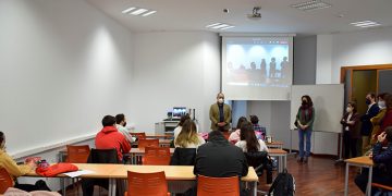 Estudiantes del programa Incluye e Inserta UCLM reciben en su aula al rector