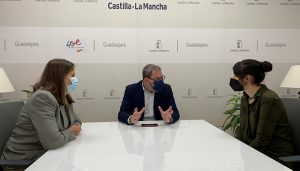 Eusebio Robles y Elena Cañeque dan la enhorabuena a Elvira Ongil y Adela Burgos por su reconocimiento en el Día de la Mujer