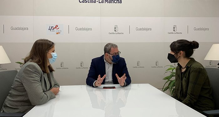 Eusebio Robles y Elena Cañeque dan la enhorabuena a Elvira Ongil y Adela Burgos por su reconocimiento en el Día de la Mujer