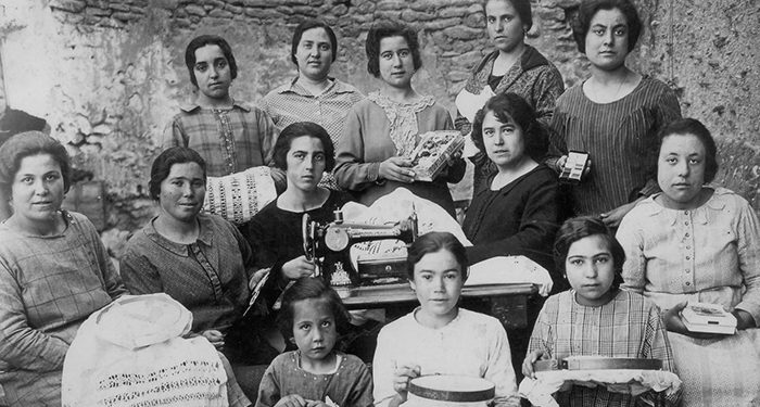 El Gobierno regional celebra el 8M con la exposición virtual de fotos antiguas ‘Con rostro de mujer’ y con actividades en bibliotecas y museos 1 Grupo de costureras de Ledaña (Cuenca). 1927. Fondo Los legados de la Tierra. Archivo de la Imagen de Castilla-La Mancha.