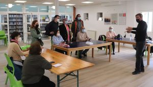 Inaugurado en la Biblioteca de Cabanillas el «II Curso de Manejo de Smarthones» para personas mayores