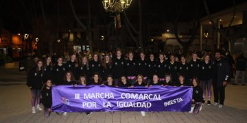 Iniesta se manifiesta por la igualdad, por el empoderamiento femenino, por la paz y contra la violencia de género
