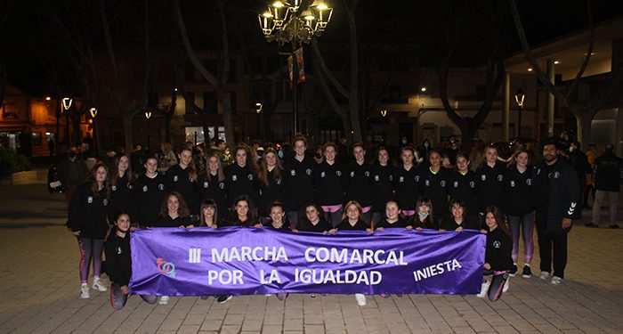 Iniesta se manifiesta por la igualdad, por el empoderamiento femenino, por la paz y contra la violencia de género