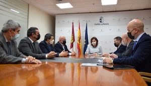 Junta y patronal de la construcción abordan las herramientas para garantizar el relevo generacional en la mano de obra