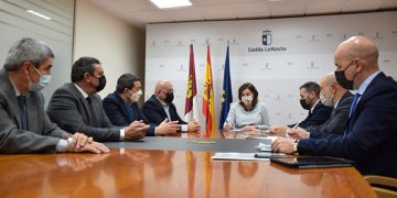 Junta y patronal de la construcción abordan las herramientas para garantizar el relevo generacional en la mano de obra